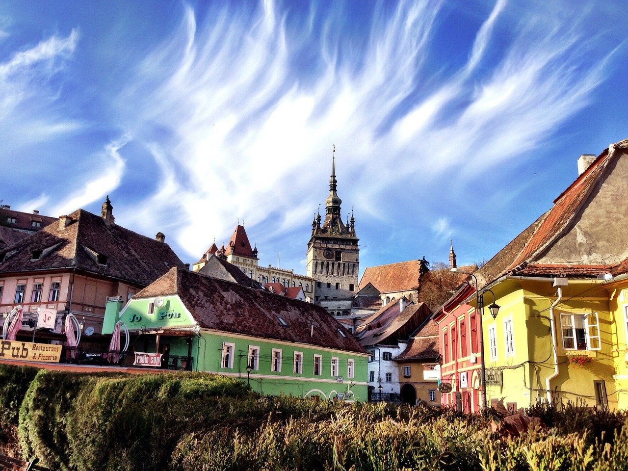 Singura cetate medievală locuită din Europa se află in România