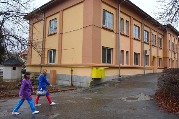 Servicii medicale ca în Evul Mediu. Femeia transportată cu o dubă la spitalul din Craiova a murit. Primarul: Am sunat la spital, dar ne-au spus că nu au voie să trimită medic