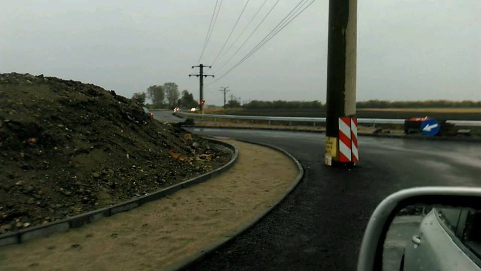 Poze cu un stâlp de electricitate în mijlocul drumului, la Caracal, au devenit virale