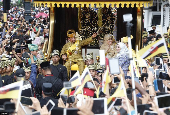 AROGANȚĂ de SULTAN: Paradă într-un car de AUR cărat de zeci de oameni, pe străzile din Brunei | FOTO, VIDEO