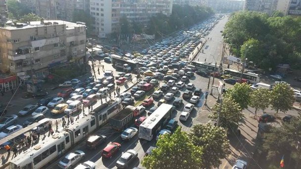 Cum se virează corect la stânga? O manevră pe care 100% din șoferi o fac și 99% o greșesc