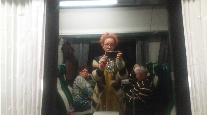 Sunt într-un tren abandonat intr-o halta mica, in camp practic. Eu si alți vreo 200 de oameni, bătrâni, copii. Nu exista nici un CFRist in tren. Nu e curent, nu e apa, evident nu e mancare, si nu