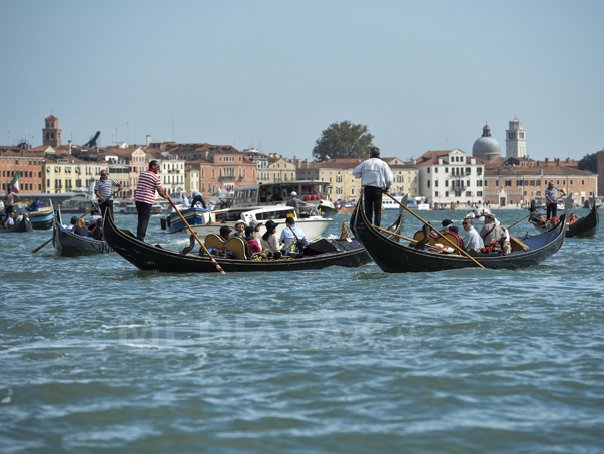 PARADOX. Plimbare cu gondola la Veneția, dar cu ochii doar în smartphone. Imaginile fac înconjurul lumii | VIDEO
