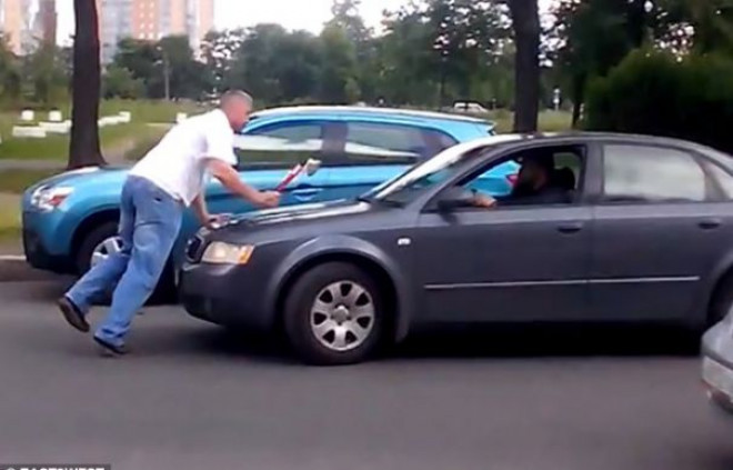 Se schimbă LEGEA. Ce îi așteaptă pe șoferii care îi ȘICANEAZĂ pe alți participanți la trafic