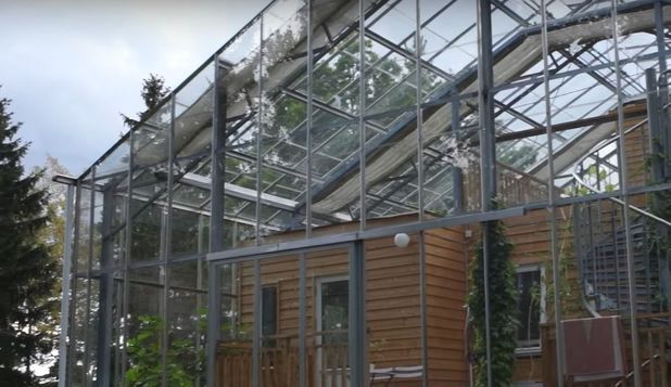 Un cuplu a construit o altfel de ,,casă verde''. Se încălzesc iarna și au legume pe tot parcursul anului