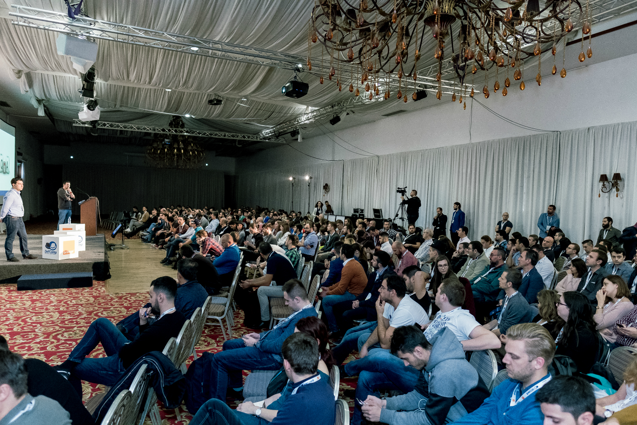 1.400 de participanți din 30 de țări la DefCamp, cea mai mare conferință de securitate cibernetică din Europa Centrală și de Est