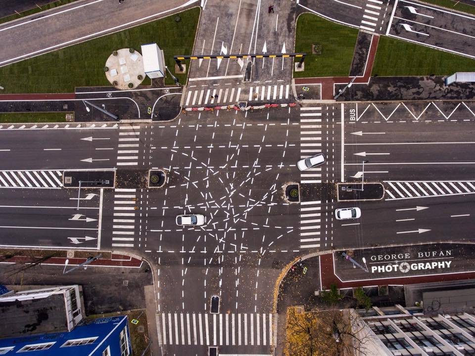 La câteva ore de la inaugurarea celei mai controversate intersecții din România a avut loc primul accident. Suma uriașă  plătită de autorități pentru acest proiect