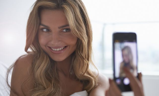 Dispozitivul ciudat care se prinde de pantof și care îți permite să-ți face selfie-uri
