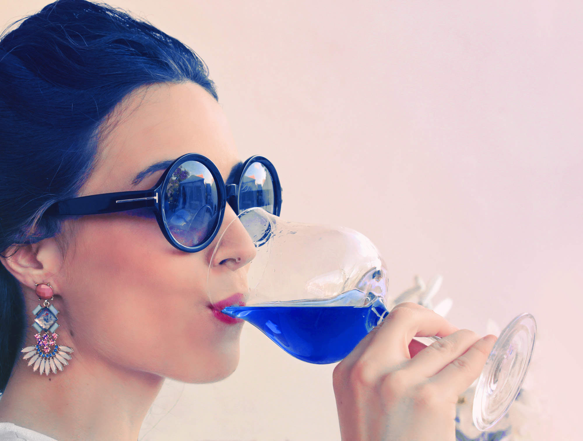Ați auzit de vinul albastru? În scurt timp îl veți găsi prin magazine