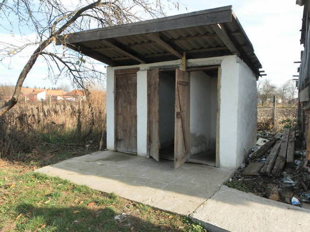 Școli cu WC-ul în curte. Peste 230.000 dintre elevii din România nu au toalete în interiorul școlii. Cele mai sărace județe sunt Teleorman și cele din regiunea Moldovei