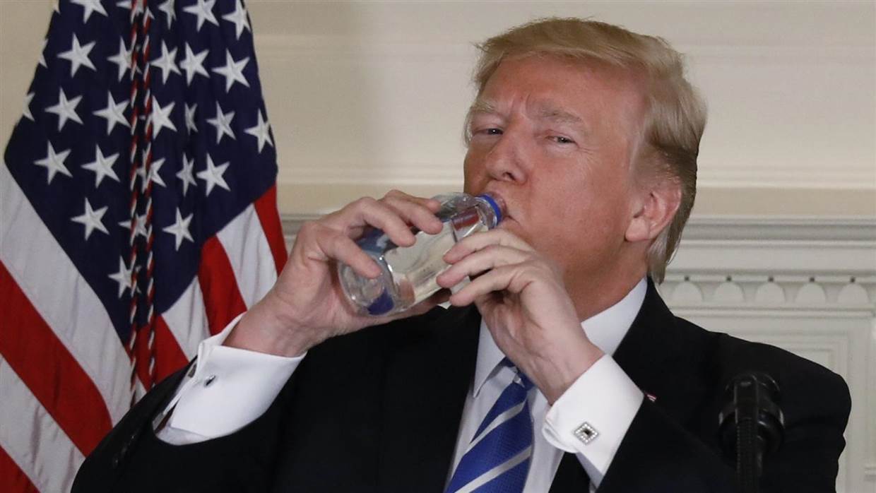 Cum a băut Trump, din sticlă, în direct de la Casa Albă. CIUDĂȚENIA momentului a provocat valuri de comentarii | VIDEO