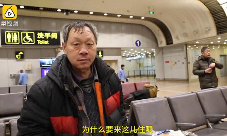 Povestea extraordinară a omului pentru care ACASĂ înseamnă, de 10 ani, un aeroport