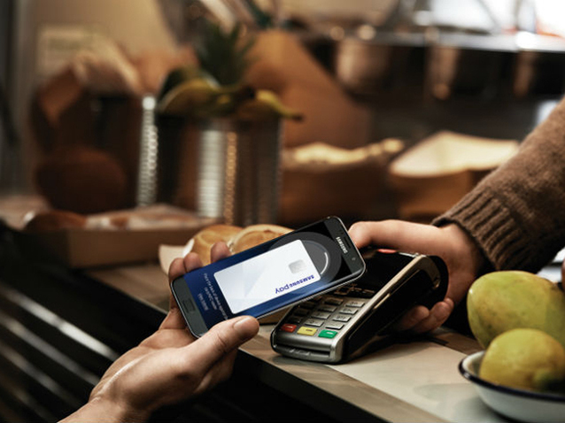 Prima bancă locală care introduce plata cu mobilul. Clienții Băncii Transilvania vor putea plăti la POS cu telefonul mobil din ianuarie 2018