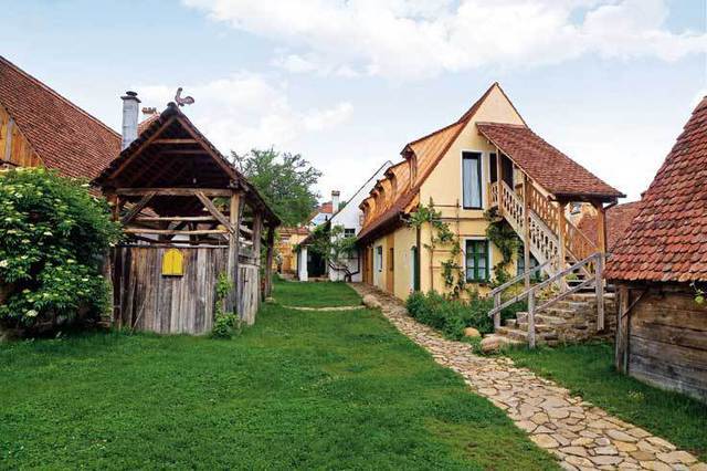Povestea tinerilor care au renunțat la slujbe și s-au mutat la sat unde au construit o afacere pe care o vizitează mii de turiști