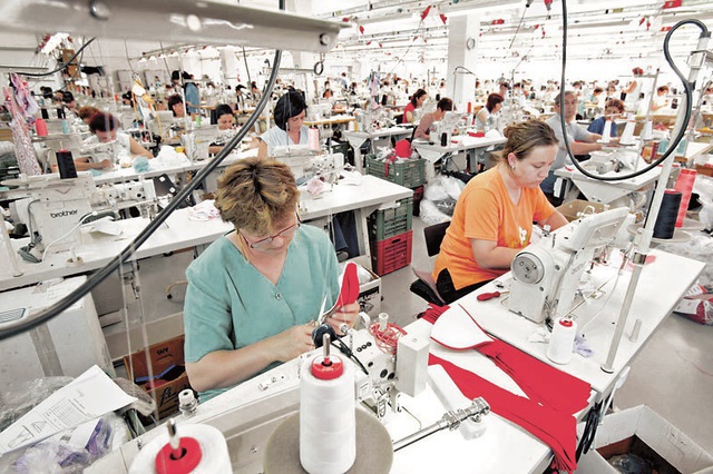 Fabricile locale au produs haine și pantofi Zara, H & M și Burberry de 18,8 mld. lei, dar pierd 10.000 de salariați pe an