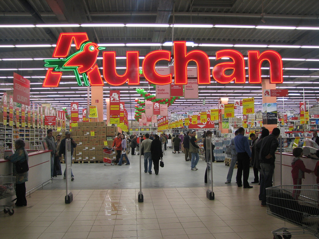 Încă un lanț  românesc de magazine a dispărut de pe piață. Pe cine a cumpărat Auchan