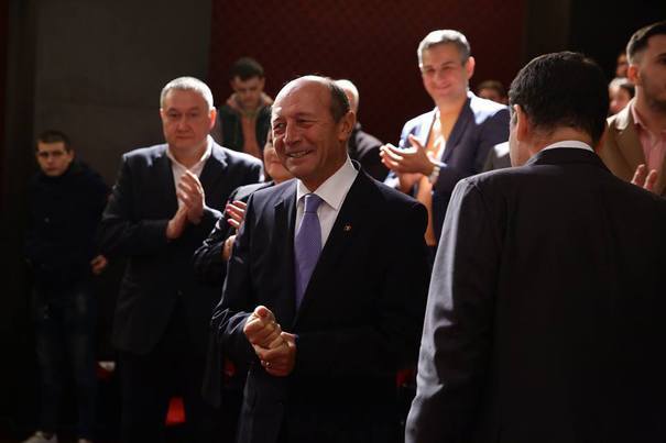 Băsescu: Scamatorul de Teleorman trâmbițează "succesele" guvernării PSD-ALDE