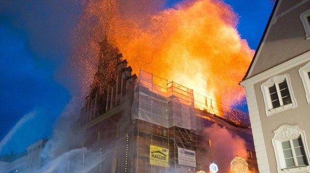 INCENDIU într-o clădire în care se aflau români, în Germania: 33 de persoane au ajuns la spital, 7 fiind în stare gravă