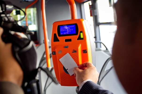 Nebunia se extinde: Tânără, amenințată cu un cuțit într-un autobuz. Cum arată femeia care a agresat-o