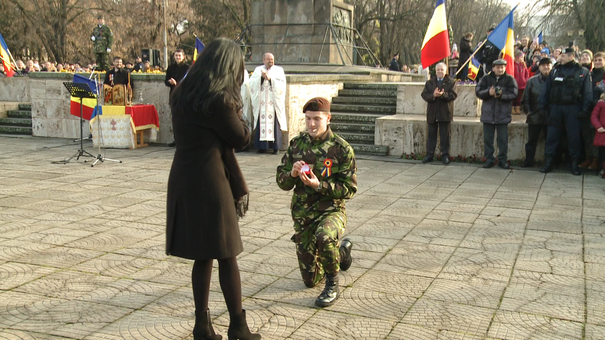 Un militar din Oradea și-a cerut iubita în căsătorie la ceremonia de Ziua Națională: "Vreau să depun jurământul iubirii" | FOTO