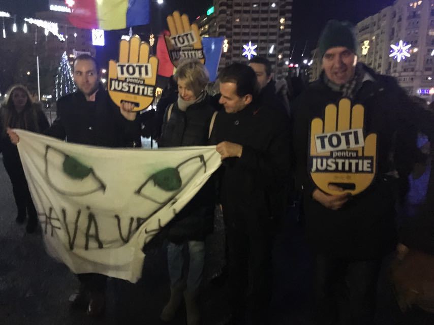 Noi PROTESTE în Capitală și în mai multe județe față de legile justiției. Oamenii, în stradă la Cluj, Iași, Bistrița și Galați - FOTO, VIDEO