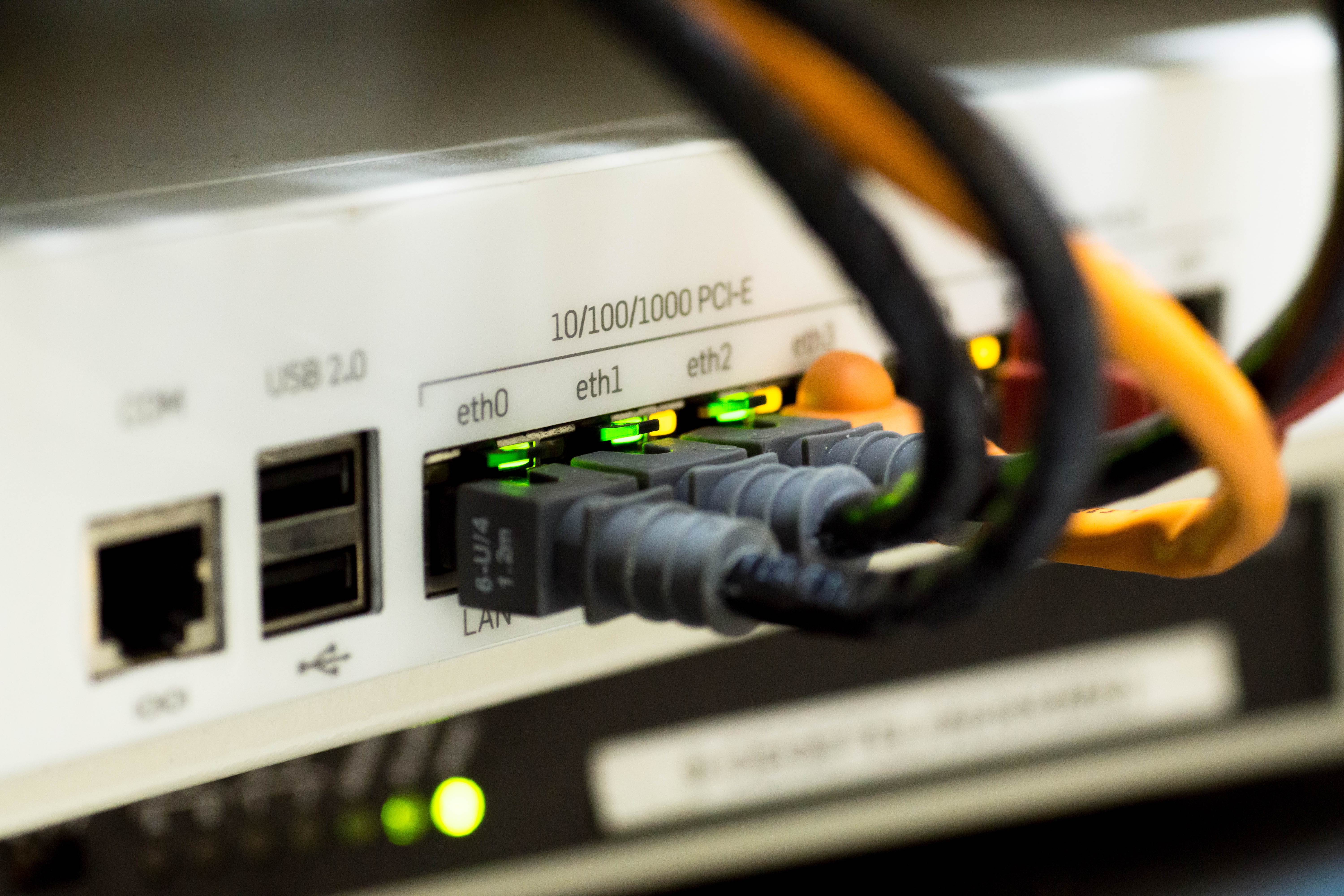 Care este țara cu cel mai scump acces la internet unde pentru un abonament pe un an plătești zeci de mii de dolari. Care este țara cu cel mai ieftin internet și pe ce loc se află România