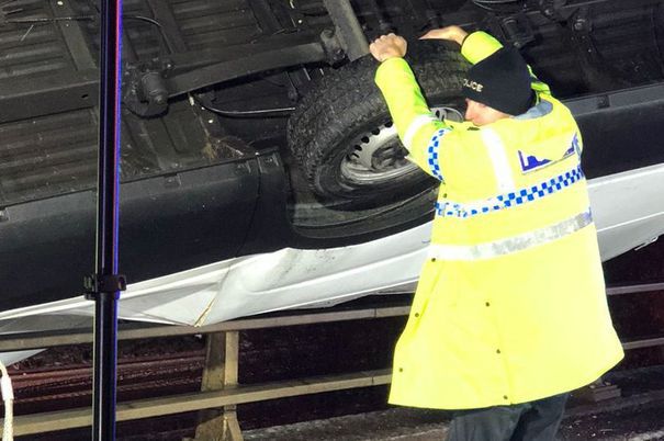 Cum a oprit un polițist căderea unui camion de pe un pod, cu mâinile goale | FOTO