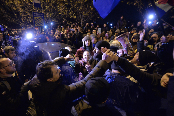 Cine este deputatul UDMR care compară protestatarii din fața Parlamentului cu minerii