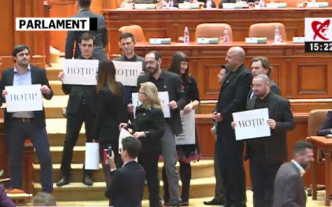 Scandal fără precedent în Parlament.Opoziția acuză Puterea că urgentează adoptarea legilor Justiției