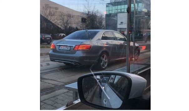 Răspuns arogant al primarului Timișoarei, fotografiat când depășea o coloană de mașini pe linia de tramvai: Circul în regim de urgență