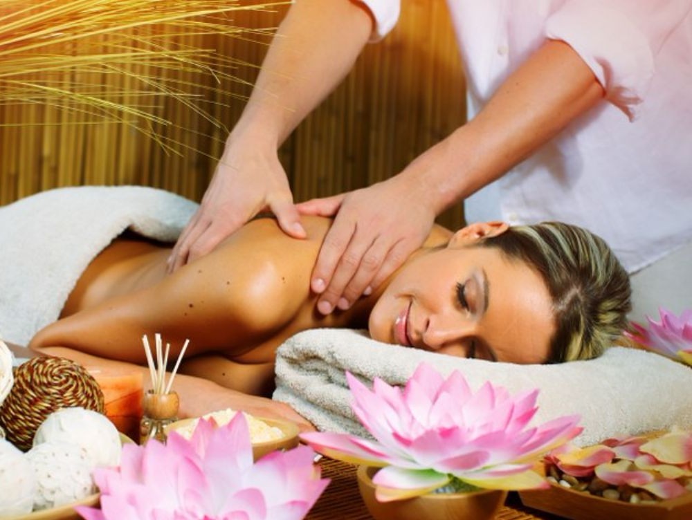 Locul de muncă perfect? Compania care oferă angajaților bani pentru masaje și vacanțe iar vara lucrează doar 4 zile pe saptamână
