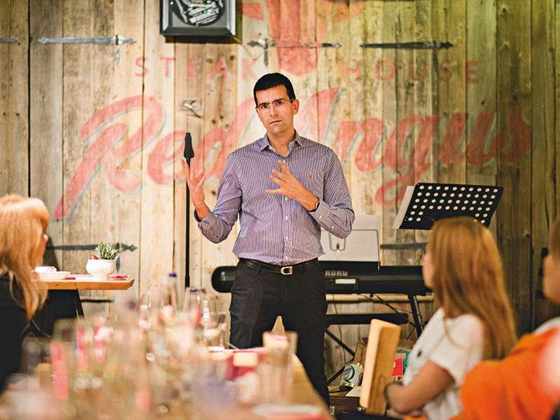 A vrut să-și deschidă un restaurant în regim de franciză, dar costurile erau prea mari așa că și-a lansat propriul brand. Astăzi, restaurantul său îi aduce peste 600.000 de euro