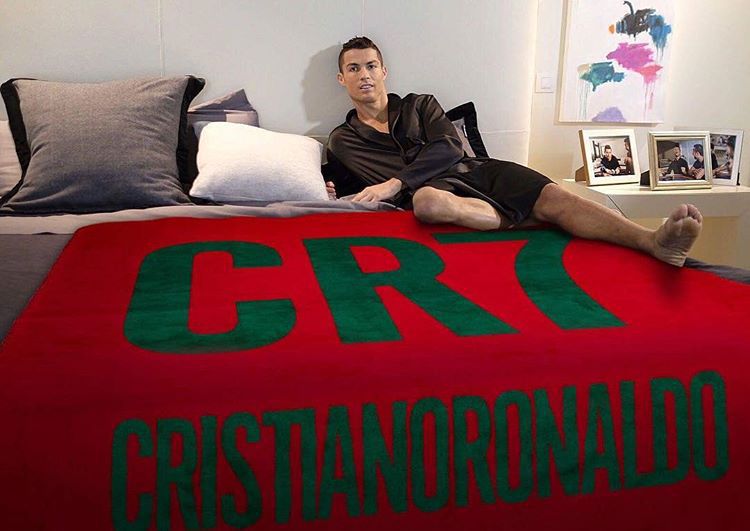 Cum arată vila de 4,8 milioane de lire sterline din Madrid a lui Cristiano Ronaldo. Are două piscine și portrete uriașe cu el pe pereți - GALERIE FOTO