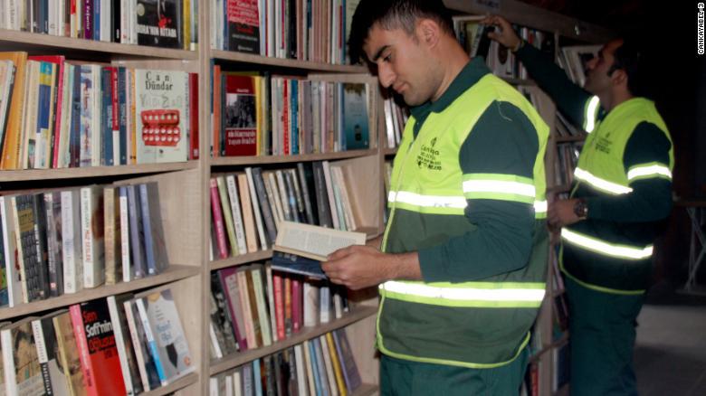 Gunoierii din acest oraș au deschis o bibliotecă cu cărțile aruncate de alții