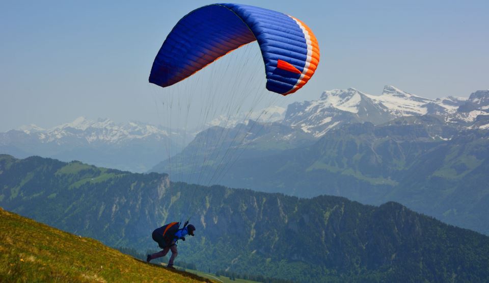Turiștii din Poiana Brașov practică pe pârtiile de schi un sport interzis
