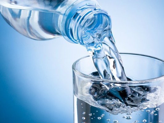 Cei mai sănătoși oameni din România? Au apă minerală la robinete. Dar animalele… „Beau vacile apă minerală într-o veselie”
