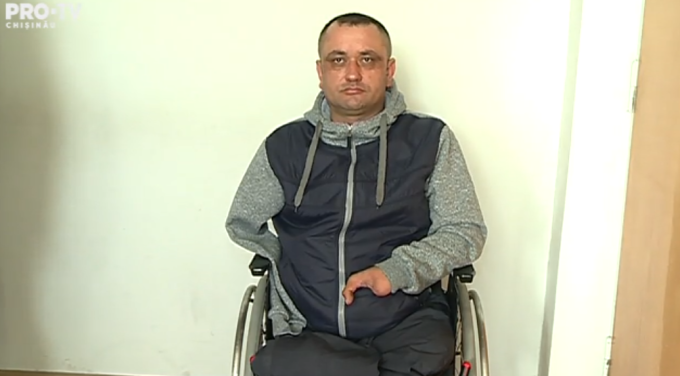 Un bărbat fără mâini și picioare din Moldova, condamnat pentru că “a bătut” un polițist