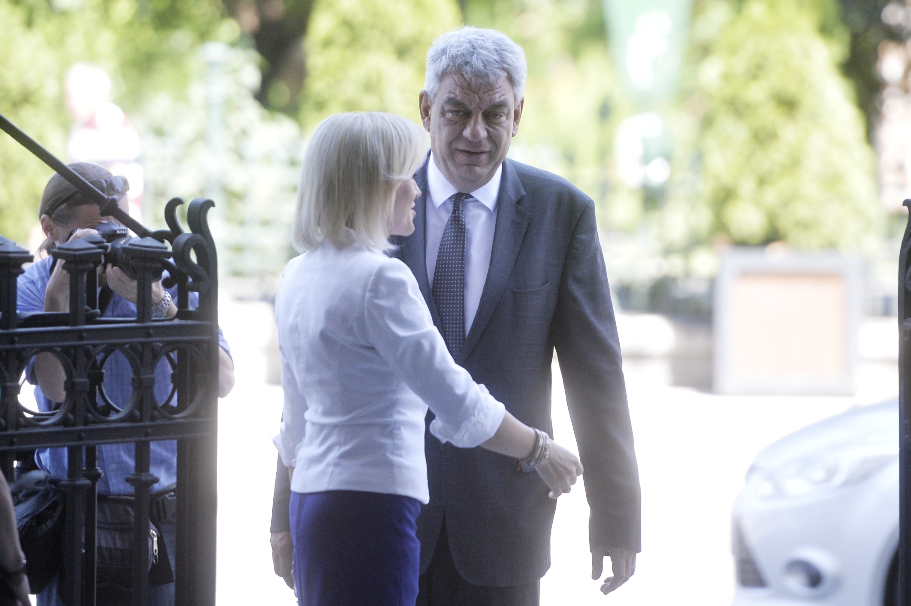 Firea, apel la Dragnea și Tudose să îndrepte lucruile și vrea o colaborare în scris. Ea acuză faptul că partidul nu a fost consultat la nominalizarea premierilor Grindeanu și Tudose
