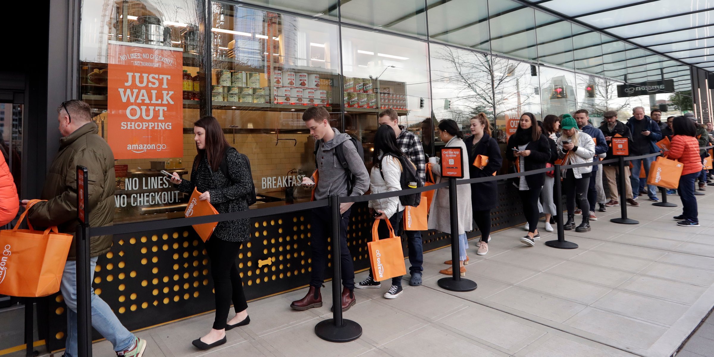 Americanii așteaptă la coadă pentru a testa noul magazin Amazon al cărui obiectiv este eliminarea cozilor
