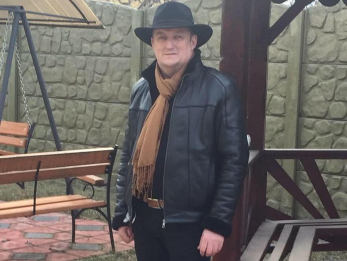 Casa unui primar a fost spartă de hoți după ce au văzut poze pe Facebook cu acesta purtând un ceas scump și un lanț de aur imens