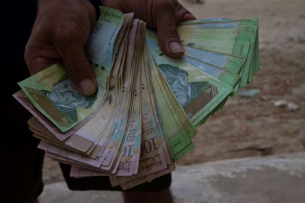Imaginile disperării în Venezuela. Oamenii s-au grăbit să cumpere ce a mai rămas pe rafturi