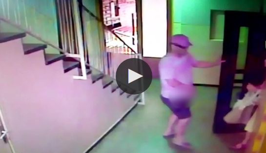Imagini NOI cu un atac la lift. Agresorul este Eugen Stan, polițistul pedofil | VIDEO