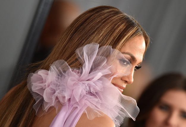 Motivul pentru care celebritățile vor purta trandafiri albi la Premiile Grammy