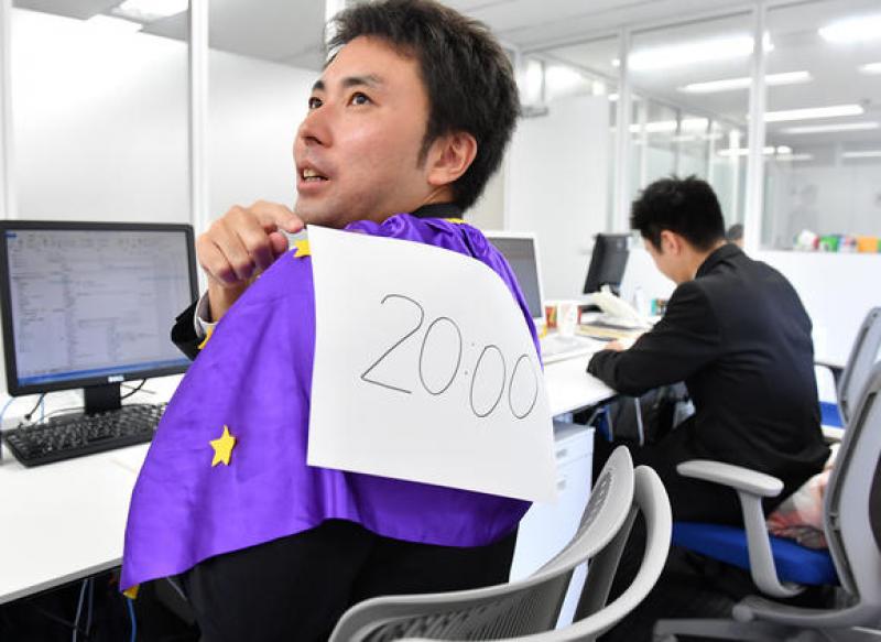 Metodele bizare prin care companiile din Japonia încearcă să-și convingă angajații să nu mai muncească peste program