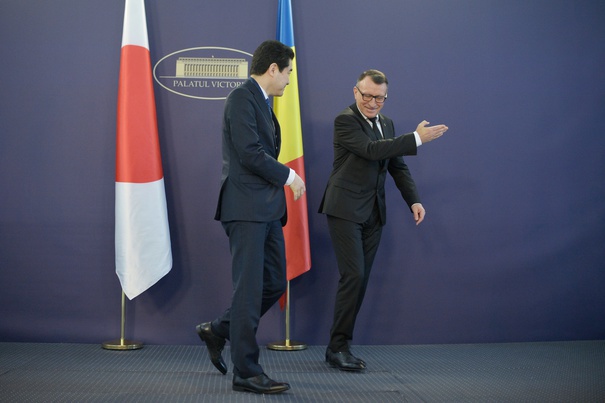 Vizita premierului Shinzo Abe în România, marcată de demisia lui Tudose și de gafe de protocol / Diaconescu: Japonezii, tradițional, sunt extrem de atenți la detaliile procedurale | FOTO