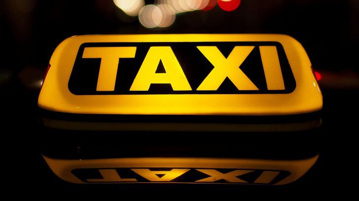 S-a urcat beat într-un taxi și a mers acasă prin trei țări. Cât l-a costat beția de Revelion