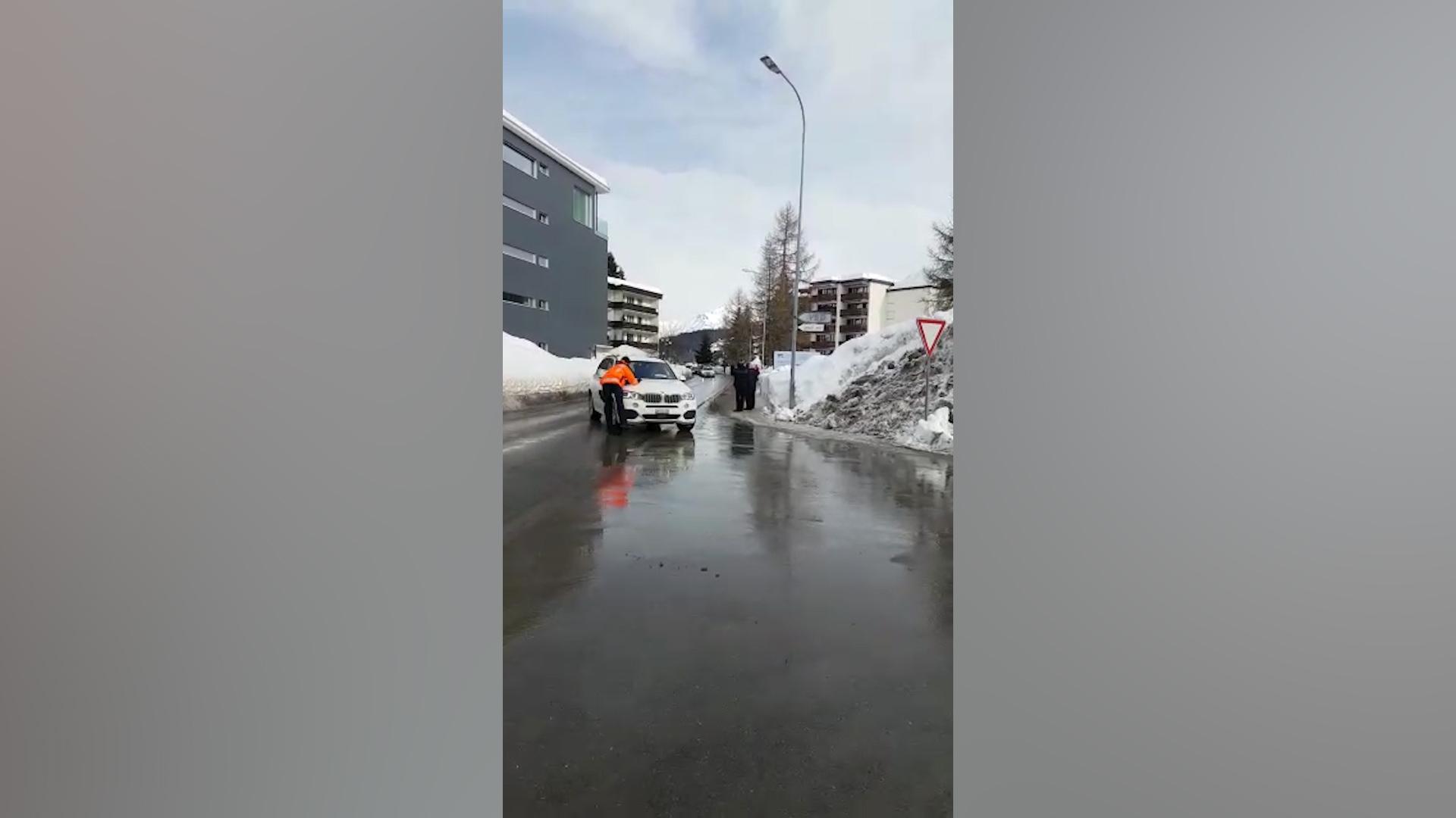 BMW-ul lui Trump a lovit un polițist. Totul a fost filmat - VIDEO