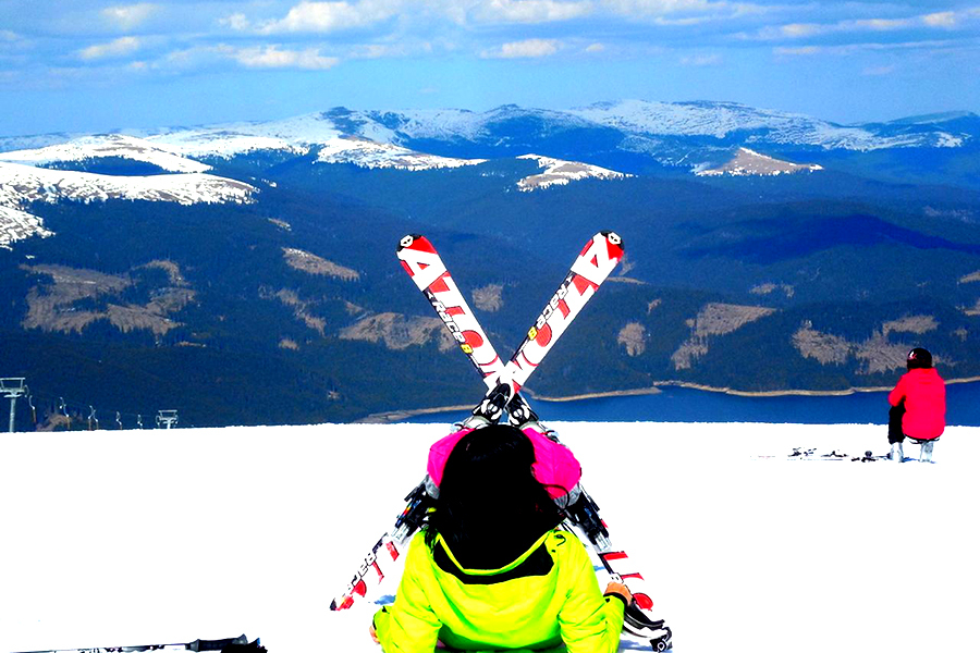 Locul din România care i-a cucerit pe turiști. Preturile sunt la jumatate față de Poiana Brașov, iar condițiile pentru amatorii sporturilor de iarna sunt bune
