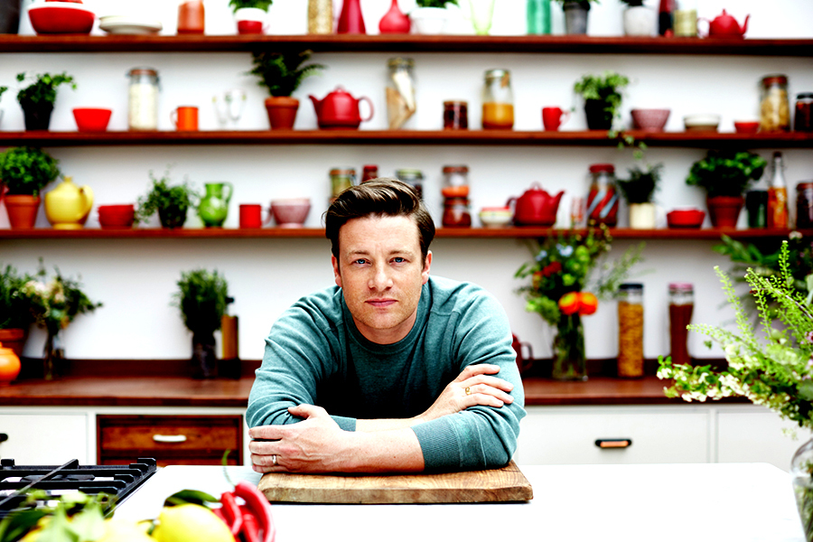 DEZASTRU pentru celebrul bucătar Jamie Oliver: dă afară sute de angajați din cauza DATORIILOR de peste 80 de milioane de euro