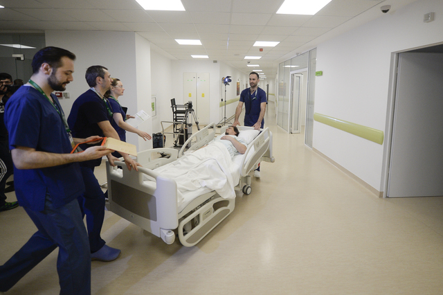 Ce se întâmplă în clinicile private: abonații rețelelor, tratați diferit față de cei care plătesc pe loc